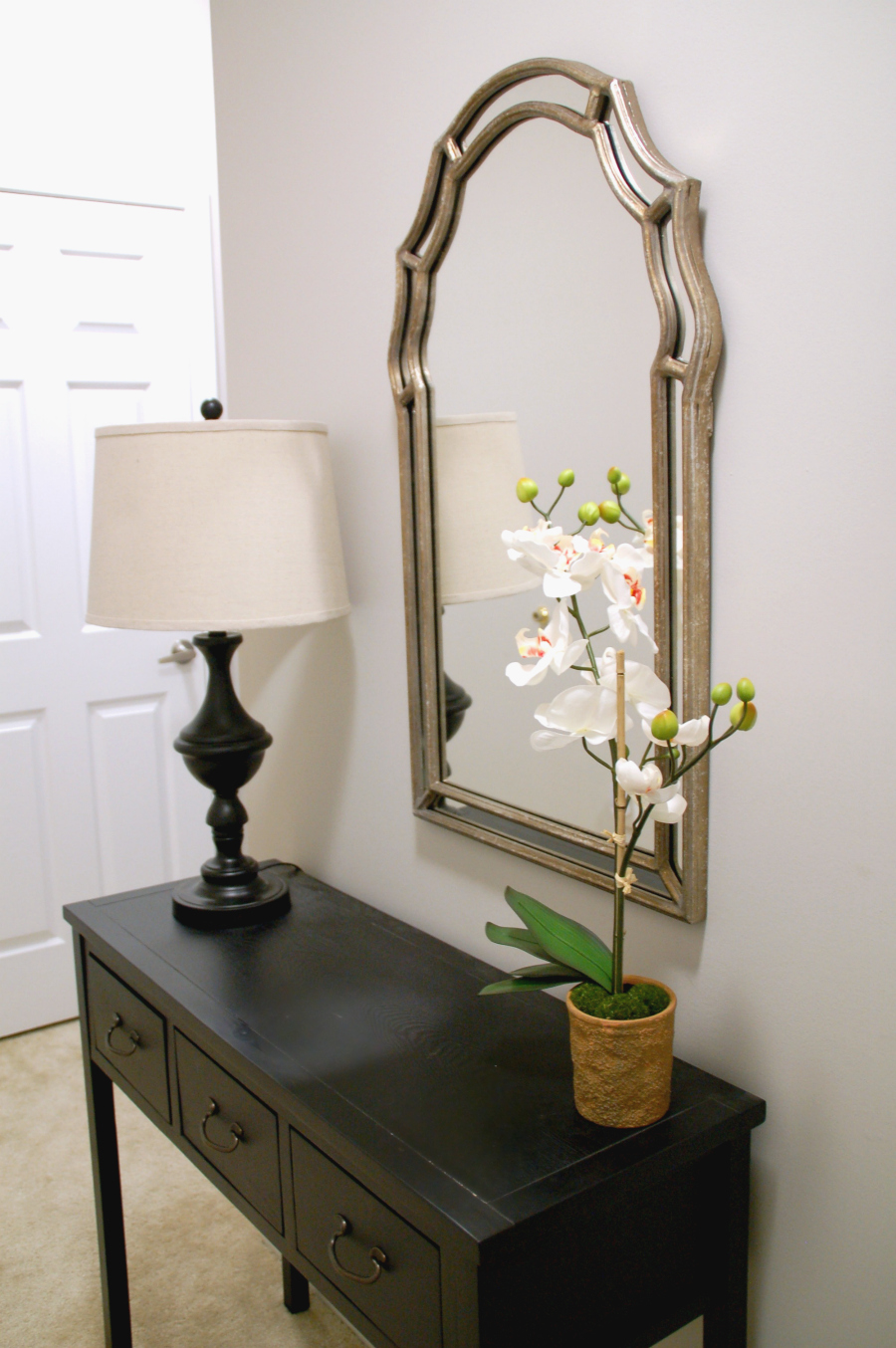 Decorate a small apartment foyer